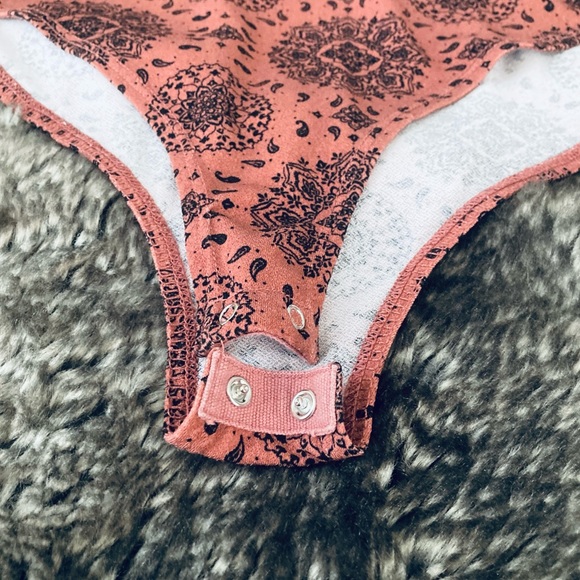 Womens coral/blush, pink Geometric Bodysuit One-Piece Size Small Snap - Picture 5 of 12